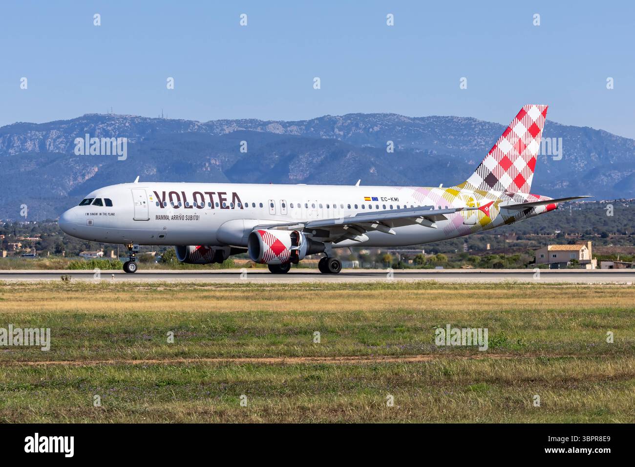 Volotea Airbus A320 Flugzeug Flughafen Palma de Mallorca in Spanien Palma de Mallorca, Spanien - 27. Mai 2025: Ein Airbus A320 Flugzeug der Volotea mit dem Kennzeichen EC-KMI auf dem Flughafen Palma de Mallorca, Spanien. *** Volotea Airbus A320 Flugzeug Palma de Mallorca Flughafen in Spanien Palma de Mallorca, Spanien 27. Mai 2025 Ein Volotea Airbus A320 Flugzeug mit der Registrierung EC KMI am Flughafen Palma de Mallorca, Spanien Stockfoto