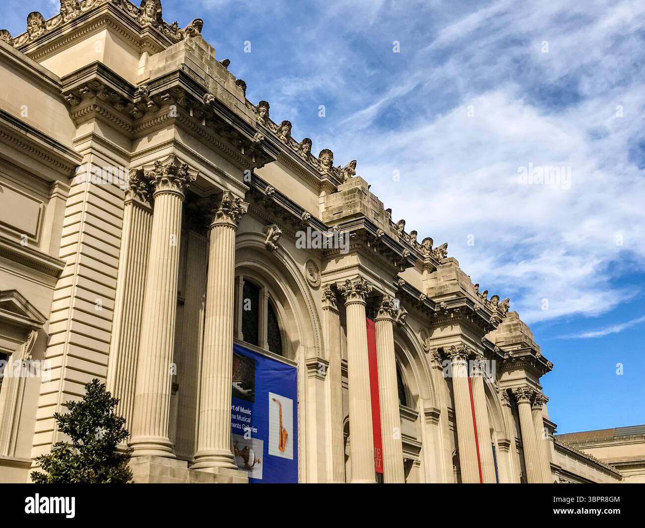 NYC, New York - 14. Februar 2019: Blick auf die Skylines von New York City von den Straßen Stockfoto