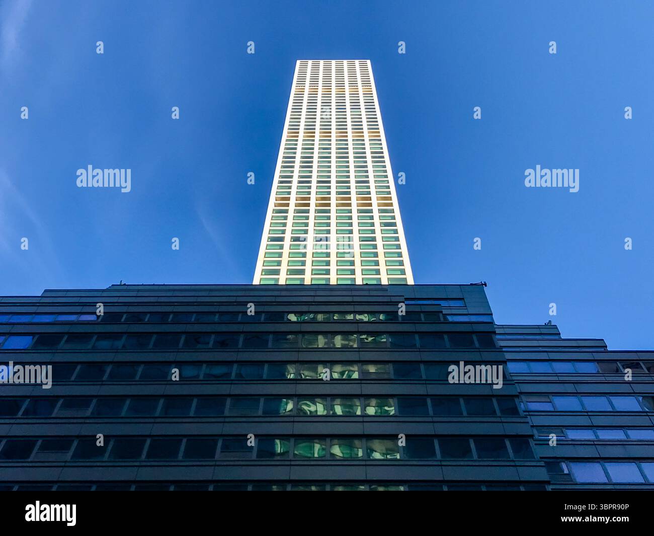 Manhattan, New York - 15. Februar 2019: 432 Park Avenue Wohnhochhaus am Central Park Stockfoto