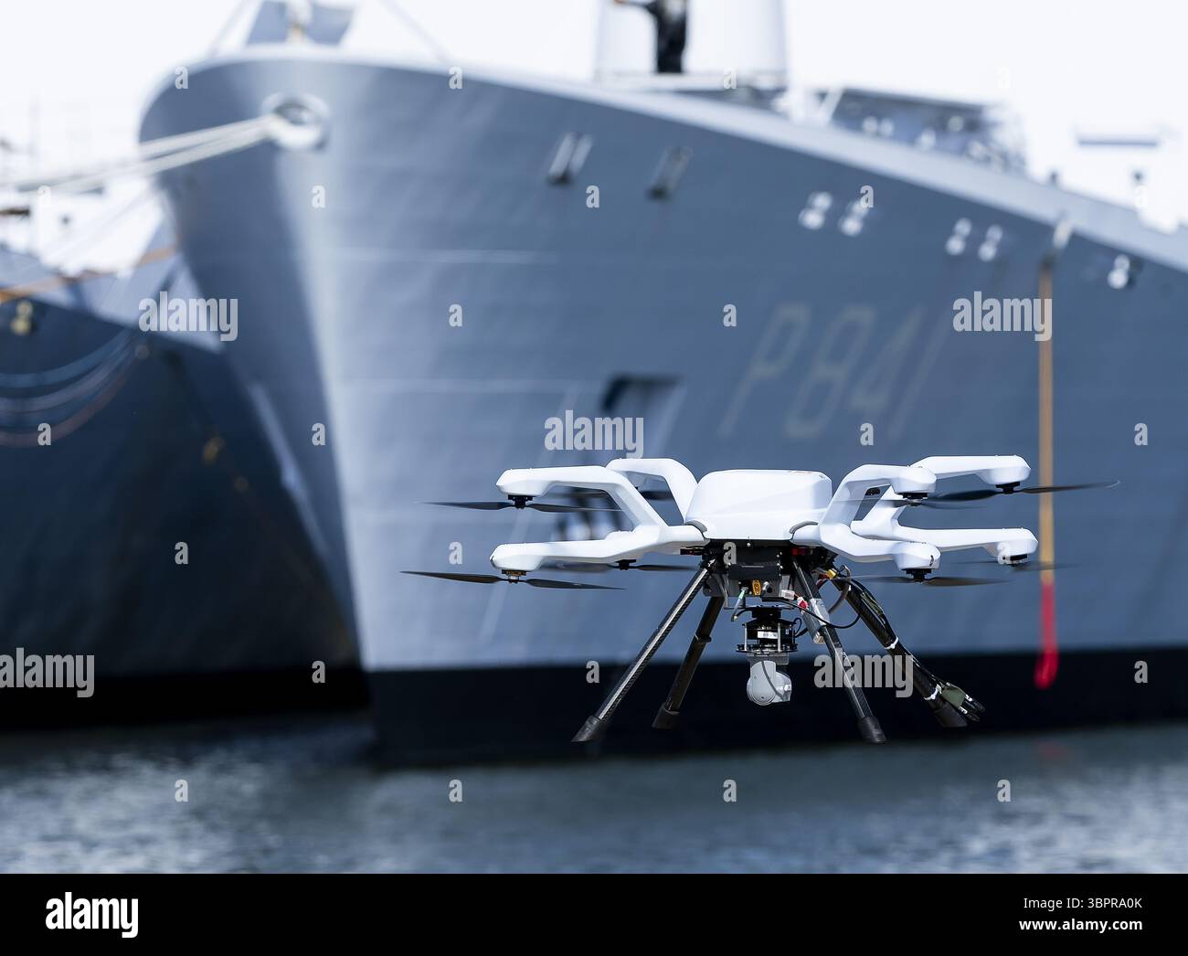 DEN HELDER - Eine fliegende Drohne während einer Demonstration von fliegenden, segelnden und kooperierenden Drohnen. Am Maritimen Tag der Unbesetzten stellt die Marine ihre unbemannten Systeme vor. ANP REMKO DE WAAL niederlande Out - belgien Out Credit: ANP/Alamy Live News Stockfoto