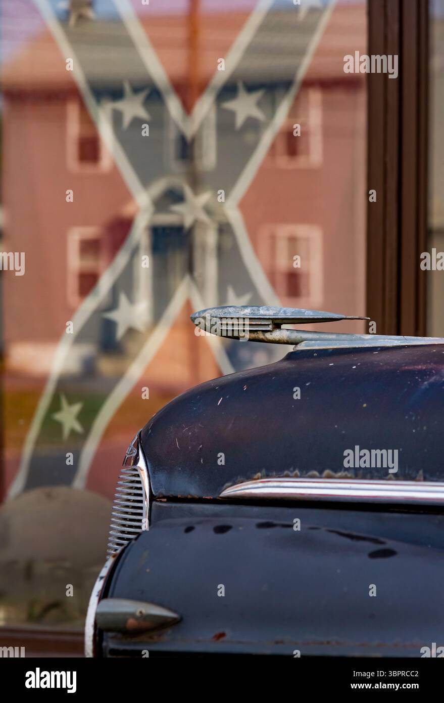 Eine alte LaSalle steht vor einer Konföderierten Flagge Stockfoto