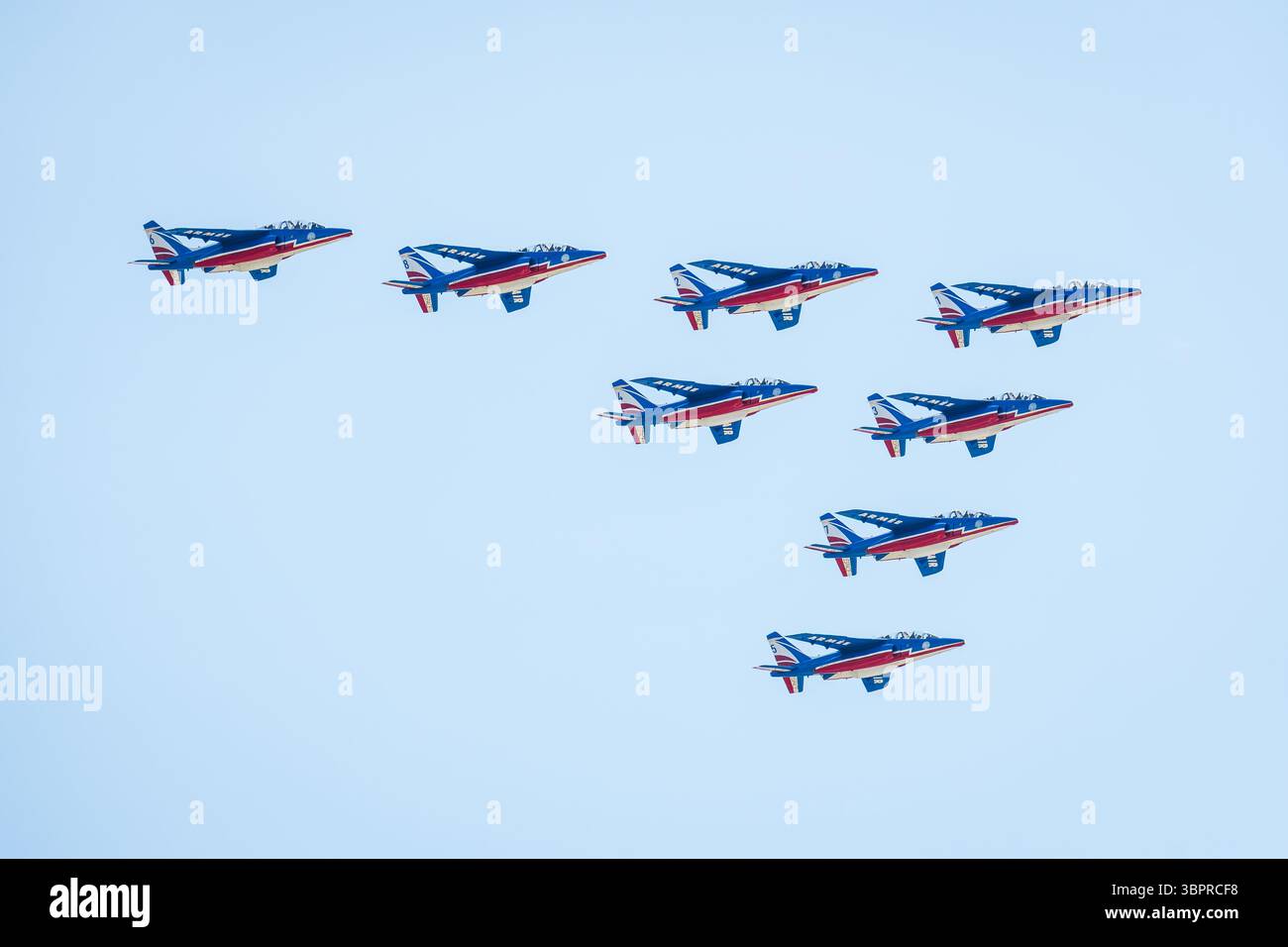 Die acht Alphajets der Patrouille de France, der Kunstflugeinheit der französischen Luftwaffe, fliegen in Big Arrow-Formation während einer Luftfahrt. Stockfoto