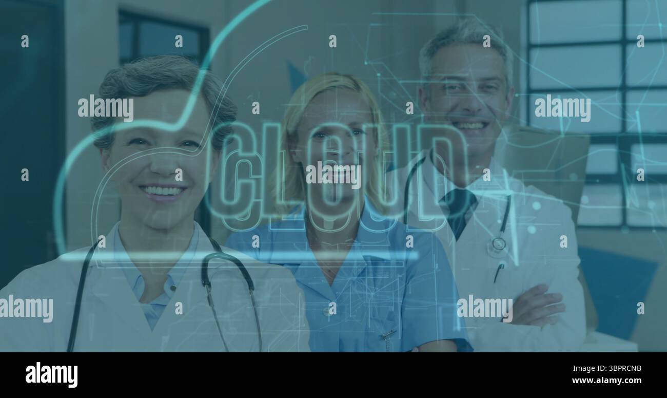 Lächelnde medizinische Fachkräfte mit Cloud-Computing-Bild im Krankenhaus Stockfoto