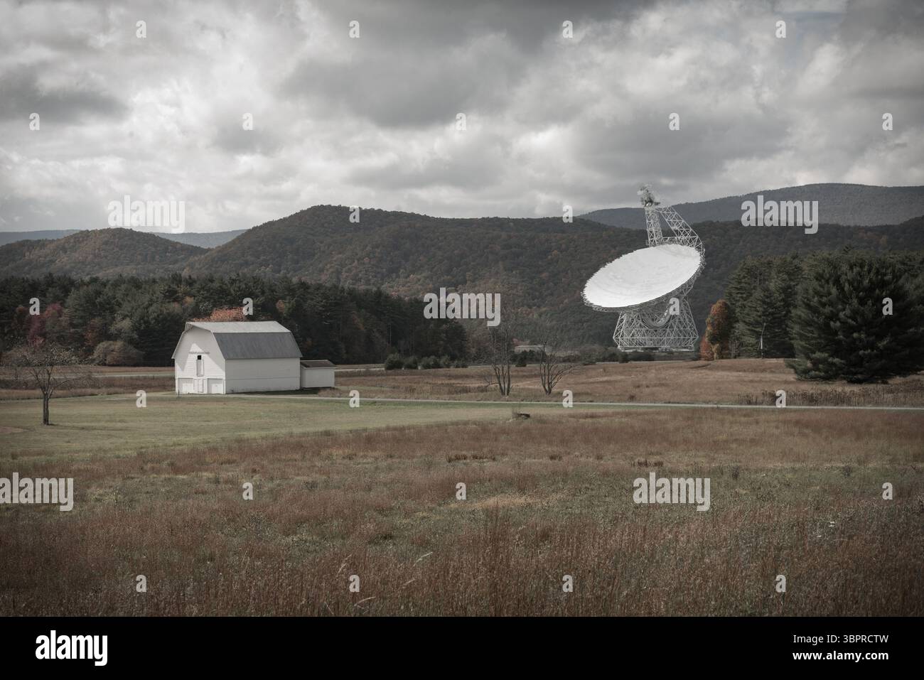 Das Green Bank Einschalen-Radioteleskop sammelt Daten aus dem Weltraum. Die Bereichselektronik ist verboten, da sie das Teleskopsignal stört Stockfoto