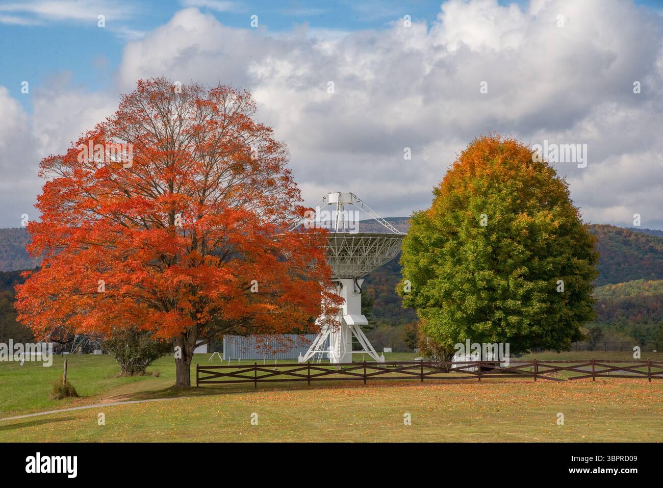Das Green Bank Einschalen-Radioteleskop sammelt Daten aus dem Weltraum. Die Bereichselektronik ist verboten, da sie das Teleskopsignal stört Stockfoto
