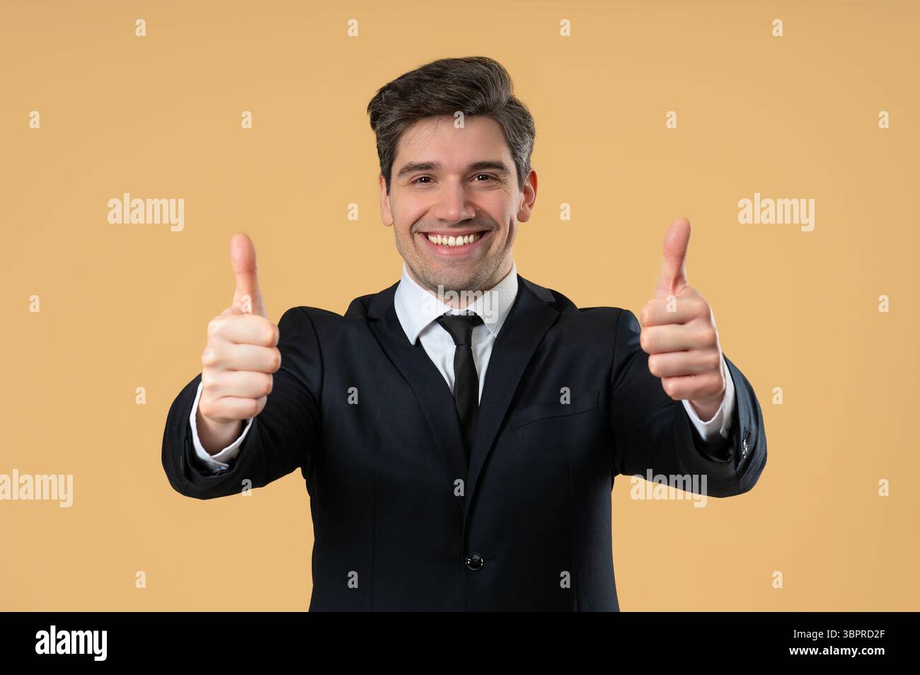 Geschäftsmann Mit Handzeichen Wie, Daumen Hoch Geste. Glücklicher Ceo Leader Mann Auf Beige Stockfoto