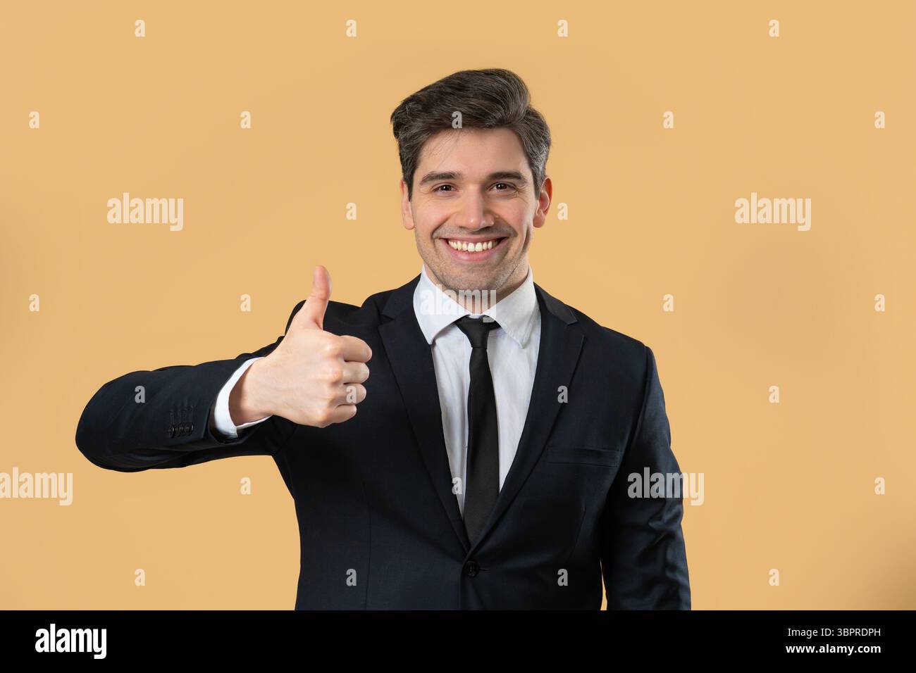 Geschäftsmann Mit Handzeichen Wie, Daumen Hoch Geste. Glücklicher Ceo Leader Mann Auf Beige Stockfoto