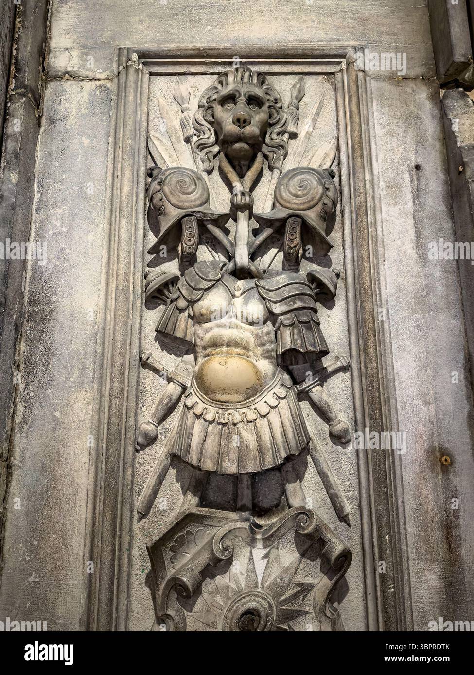 Venedig, Italien - 1. November 2024: Hochrelief-Statuen in der Nähe des Museo Correr in Venedig, Italien auf Säulen Stockfoto