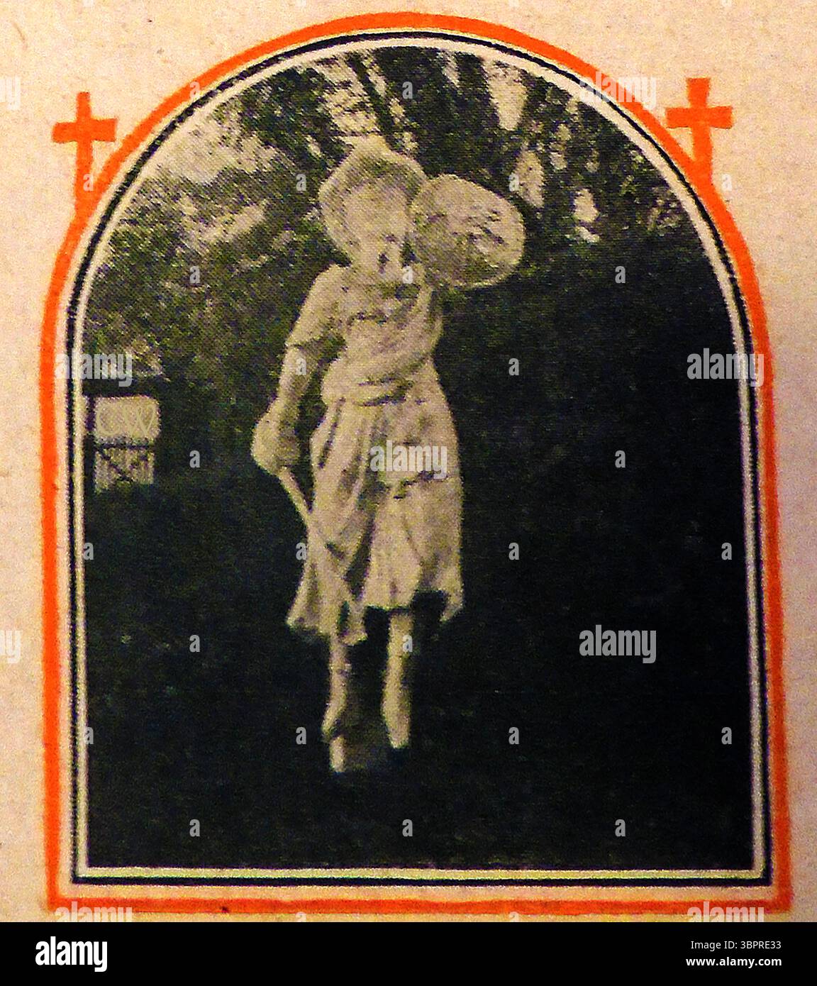 Ein Pressefoto aus dem Jahr 1915 – Ein Schiffskopf wurde als Grabstein in Morwenstowe verwendet, auch Moorwinstow, Morwinstow und Morwenstow), Kirchhof in Cornwall, Großbritannien. (Es gibt kein Dorf mit diesem Namen). Der Kirchhof der Kirche St. Morwenna und St. John the Baptist befindet sich in Morwenstowe Parish, Cornwall, England Stockfoto