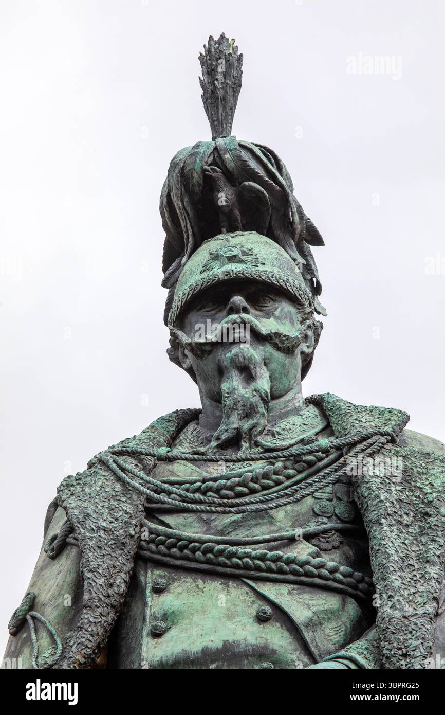 Pisa, Italien - 15. April 2025: Statue des ehemaligen Königs von Itlay Victor Emmanuel II. Auf der Piazza Vittorio Emanuele II. In Pisa, Italien. Stockfoto