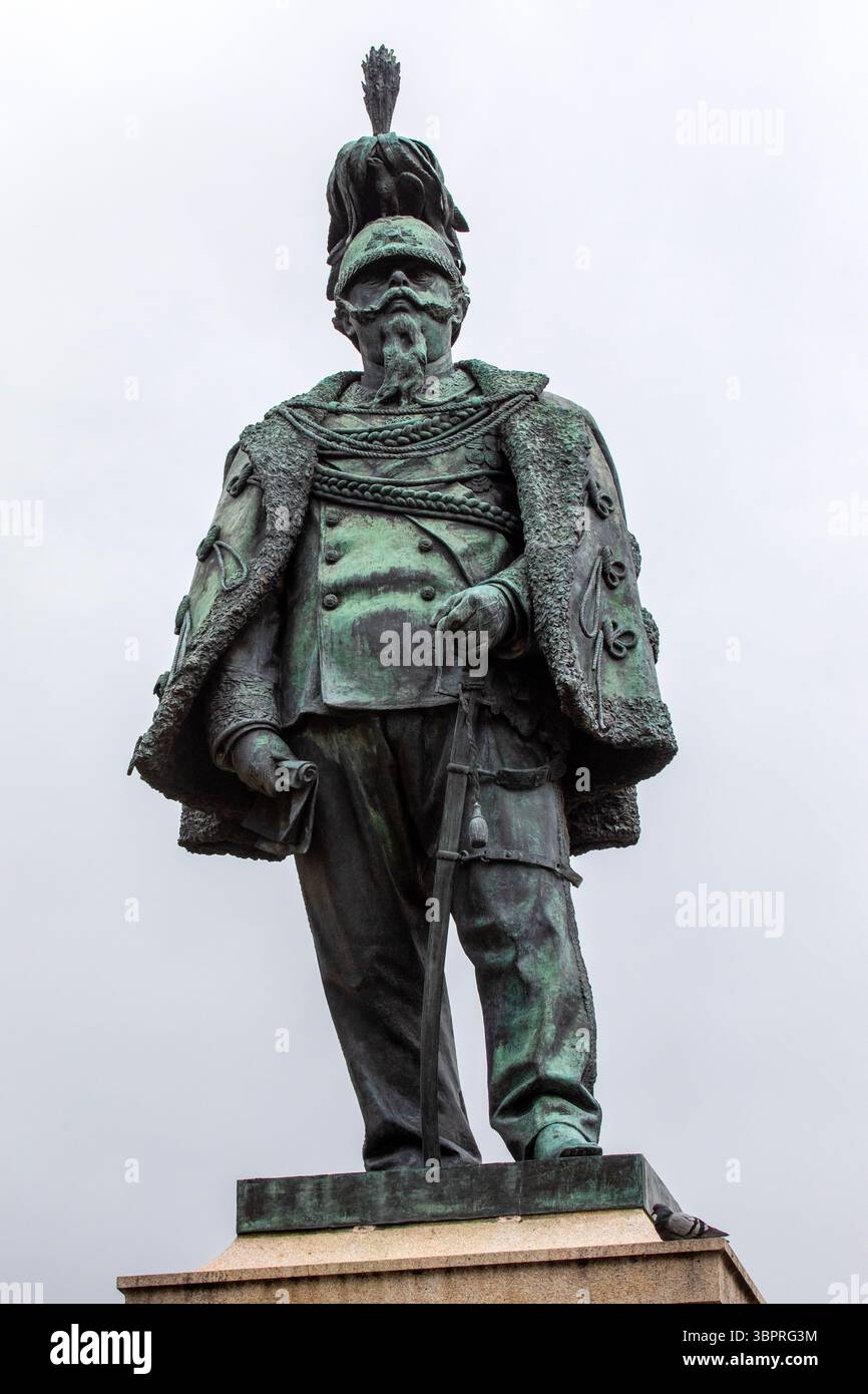 Pisa, Italien - 15. April 2025: Statue des ehemaligen Königs von Itlay Victor Emmanuel II. Auf der Piazza Vittorio Emanuele II. In Pisa, Italien. Stockfoto