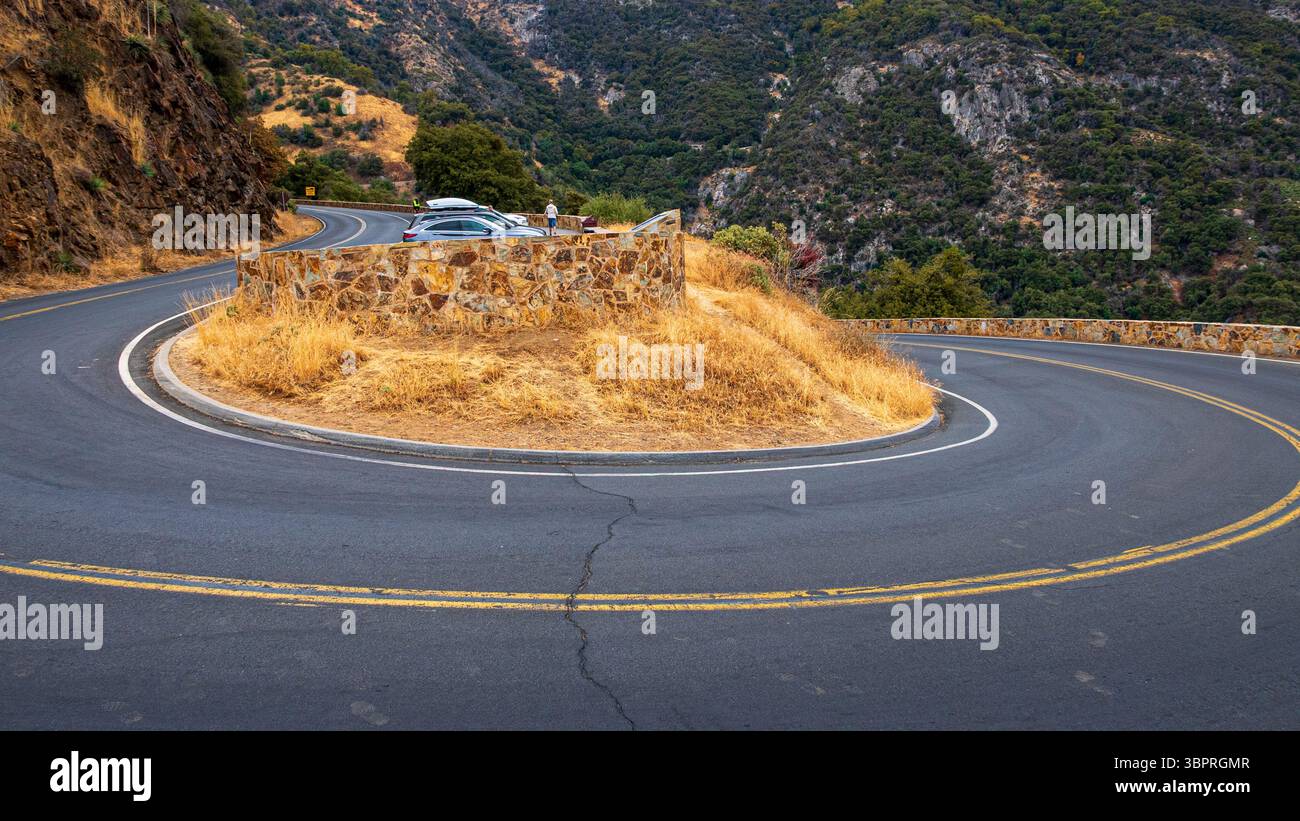 Eine kurvenreiche Straße, die in der Nähe eines Parkplatzes im Sequoia National Park, Kalifornien, eine Haarnadelkurve abbiegt Stockfoto