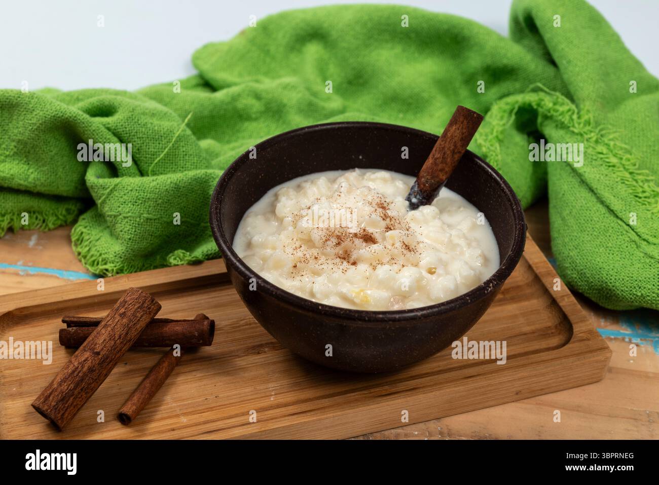 Köstliches brasilianisches Dessert, bekannt als Canjica. Selektiver Fokus Stockfoto