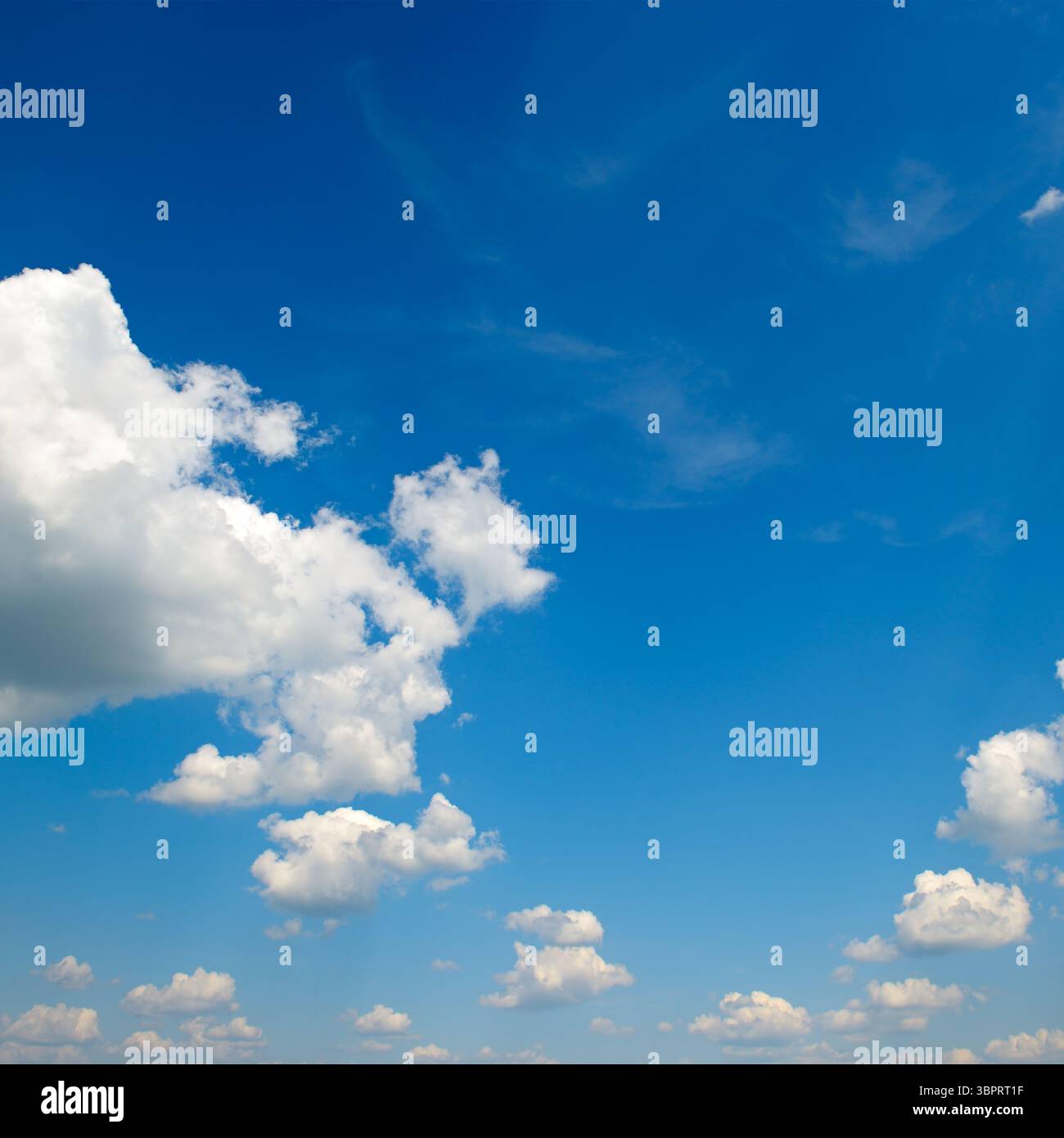 weiße flauschige Wolken am blauen Himmel Stockfoto