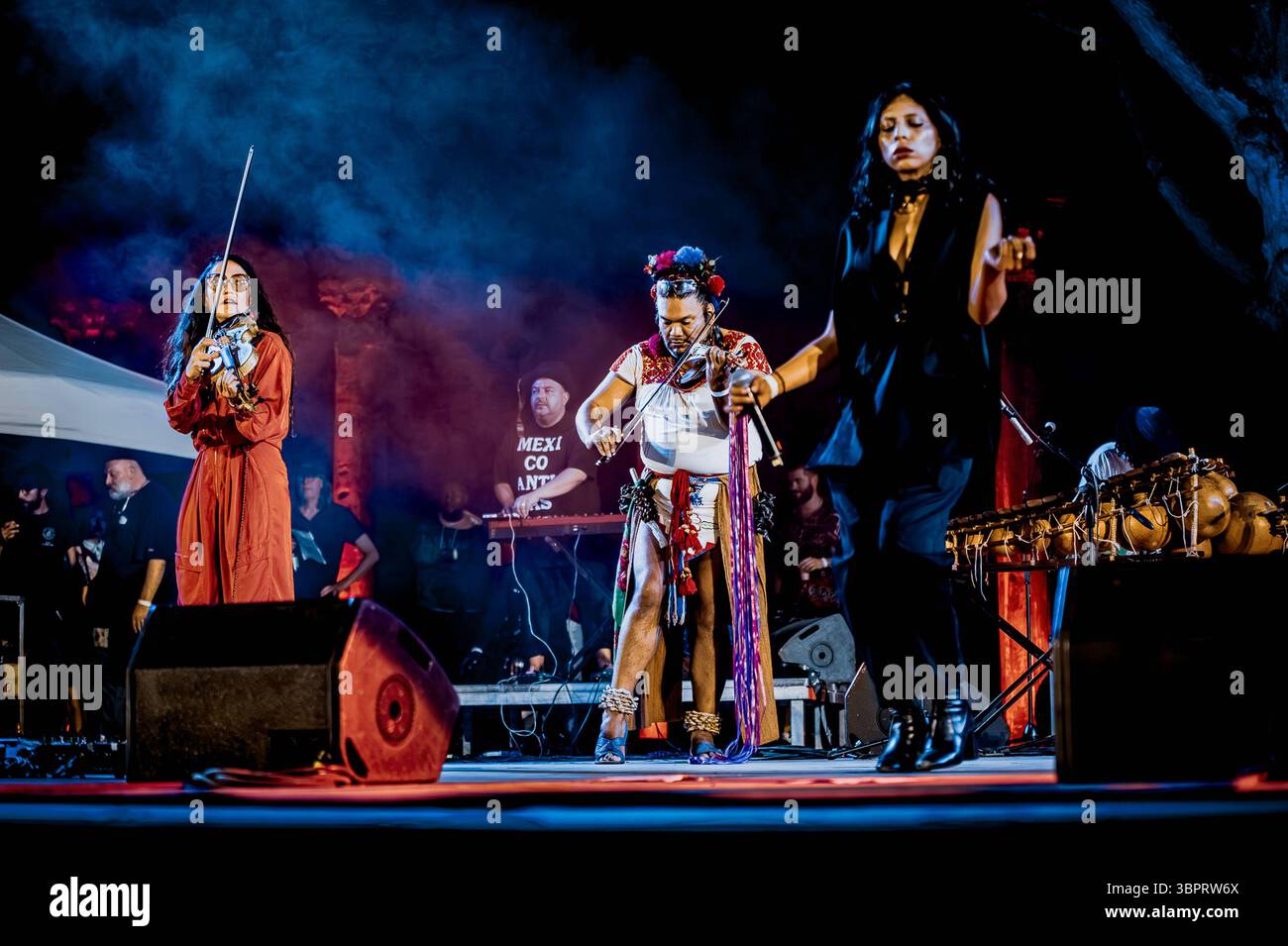 Musikkonzert - Africa Express - Live in Rome Joan als Polic Woman spielt Violine mit Africa Express während Africa Express - Live in Rome, Musikkonzert in Rome, Italien, 08. Juli 2025 Rome Teatro Romano di Ostia Antica Roma Italy Copyright: XTommasoxNotarangelox/xLiveMediax LPM 1951965 Stockfoto