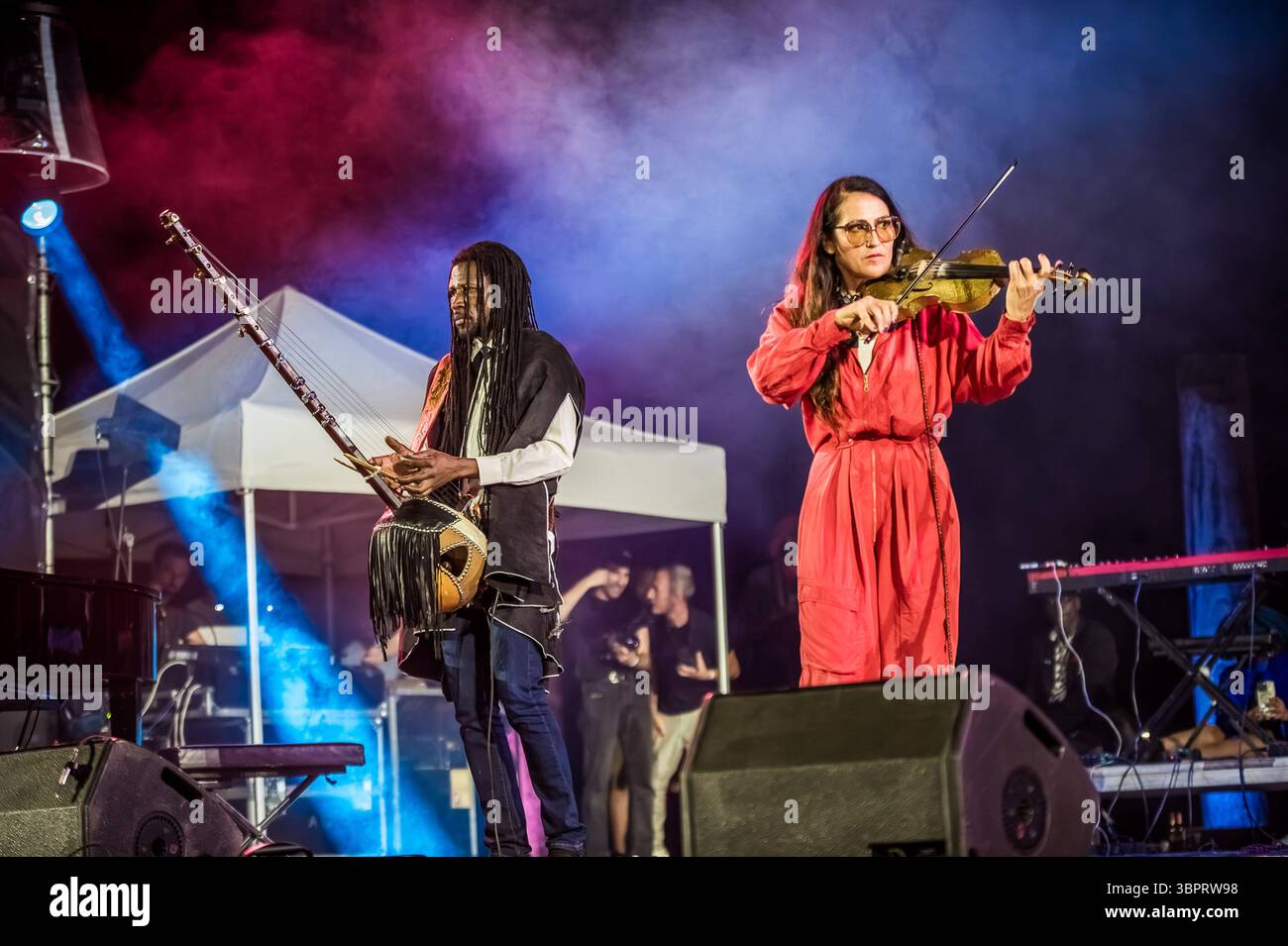 Musikkonzert - Africa Express - Live in Rome Joan als Polic Woman spielt Violine mit Africa Express während Africa Express - Live in Rome, Musikkonzert in Rome, Italien, 08. Juli 2025 Rome Teatro Romano di Ostia Antica Roma Italy Copyright: XTommasoxNotarangelox/xLiveMediax LPM 1951976 Stockfoto