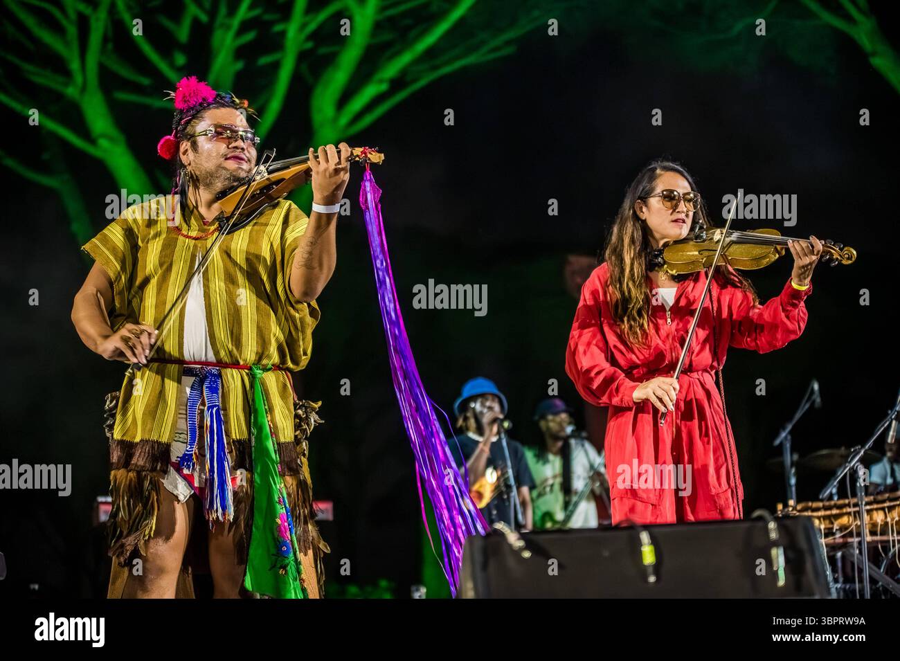 Musikkonzert - Africa Express - Live in Rome Joan als Polic Woman spielt Violine mit Africa Express während Africa Express - Live in Rome, Musikkonzert in Rome, Italien, 08. Juli 2025 Rome Teatro Romano di Ostia Antica Roma Italy Copyright: XTommasoxNotarangelox/xLiveMediax LPM 1951970 Stockfoto