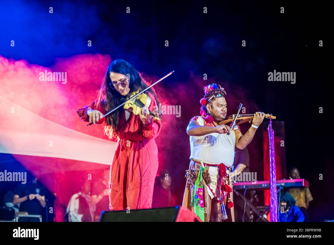Musikkonzert - Africa Express - Live in Rome Joan als Polic Woman spielt Violine mit Africa Express während Africa Express - Live in Rome, Musikkonzert in Rome, Italien, 08. Juli 2025 Rome Teatro Romano di Ostia Antica Roma Italy Copyright: XTommasoxNotarangelox/xLiveMediax LPM 1951975 Stockfoto