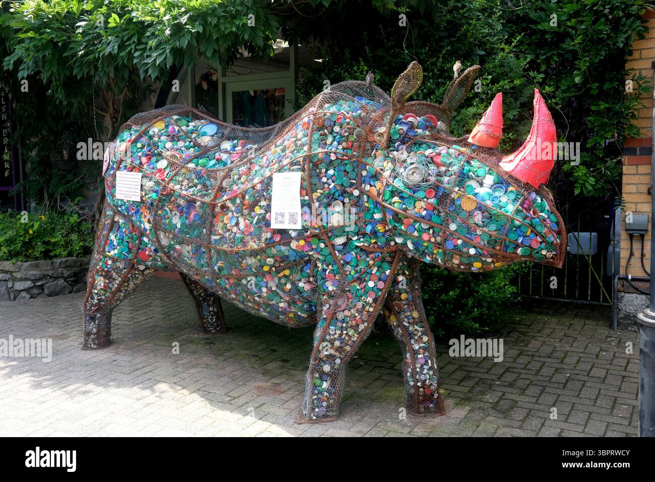 Edith the Rhino wurde aus recycelten Plastikflaschen am Bahnhof Betws-y-Coed in Conwy County Borough, Wales hergestellt Stockfoto