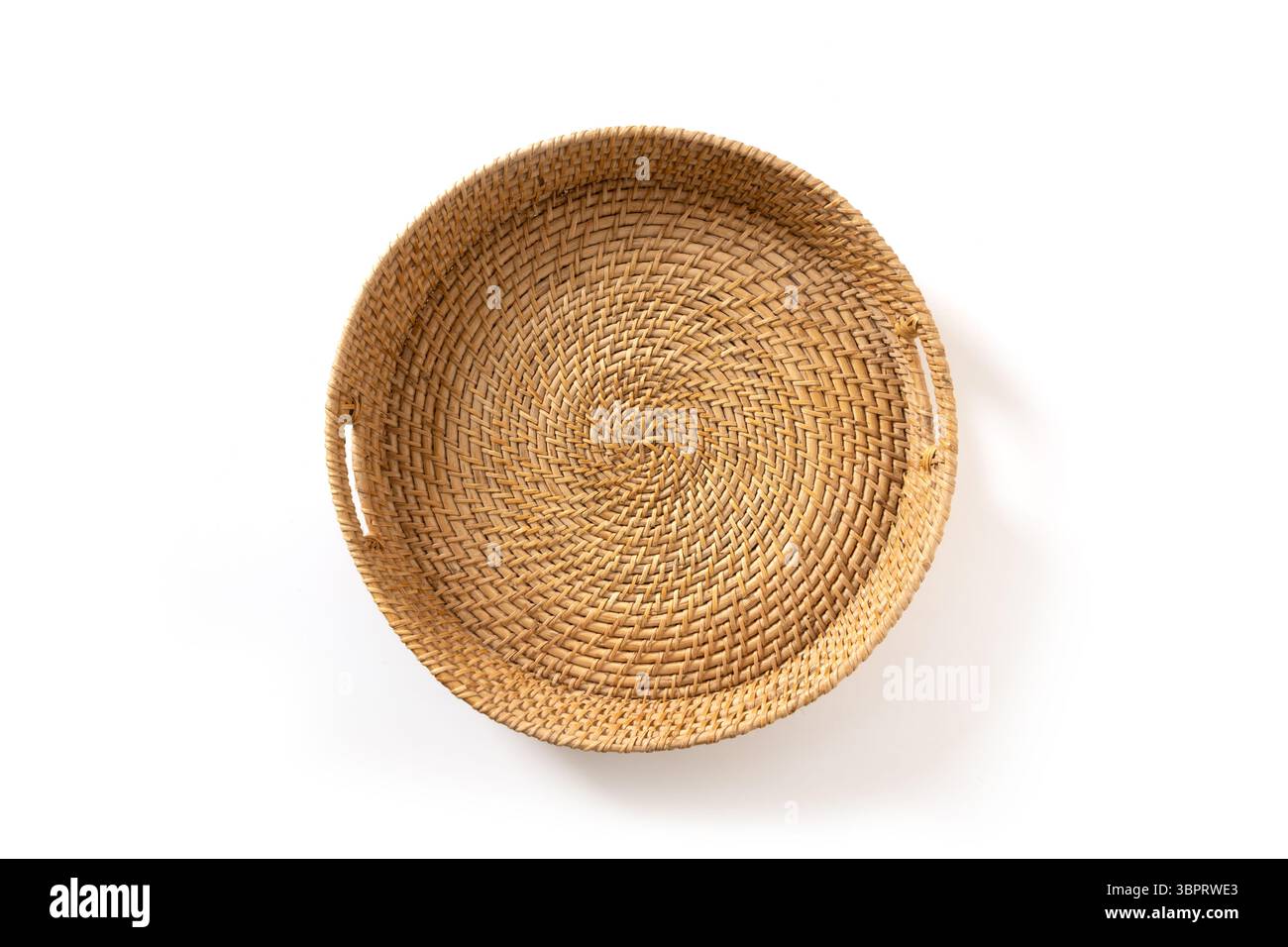 Korb gewebte Bambusschale isoliert auf weißem Hintergrund. Handgefertigt von lokalen Handwerkern in sri lanka traditionelles Geschirr. Blick von oben. Stockfoto