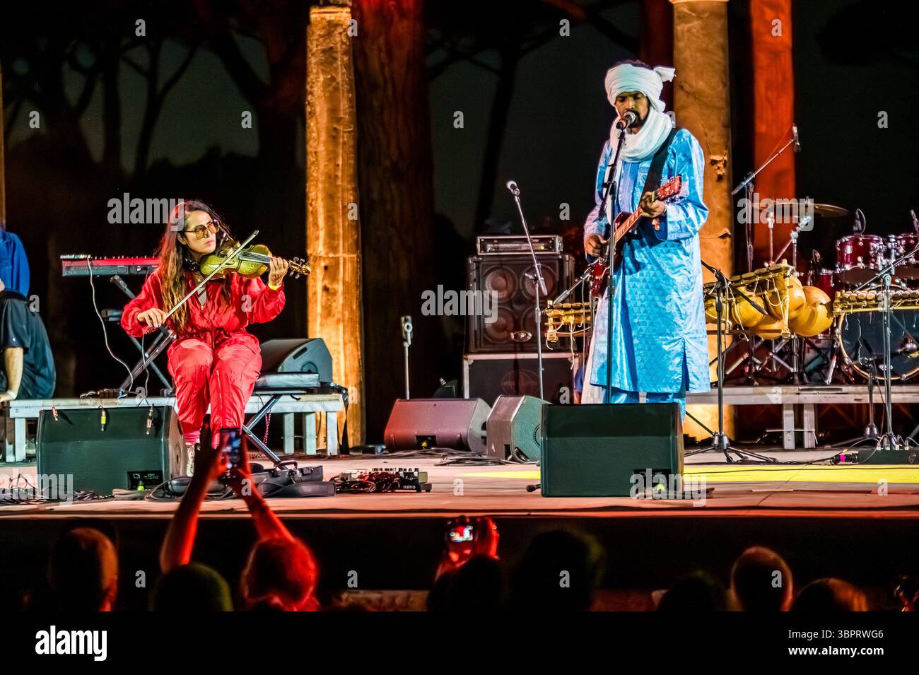 Musikkonzert - Africa Express - Live in Rome Joan als Polic Woman spielt Violine mit Africa Express während Africa Express - Live in Rome, Musikkonzert in Rome, Italien, 08. Juli 2025 Rome Teatro Romano di Ostia Antica Roma Italy Copyright: XTommasoxNotarangelox/xLiveMediax LPM 1951989 Stockfoto