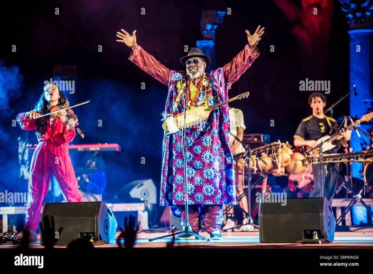 Musikkonzert - Africa Express - Live in Rome Joan als Polic Woman spielt Violine mit Africa Express während Africa Express - Live in Rome, Musikkonzert in Rome, Italien, 08. Juli 2025 Rome Teatro Romano di Ostia Antica Roma Italy Copyright: XTommasoxNotarangelox/xLiveMediax LPM 1951985 Stockfoto
