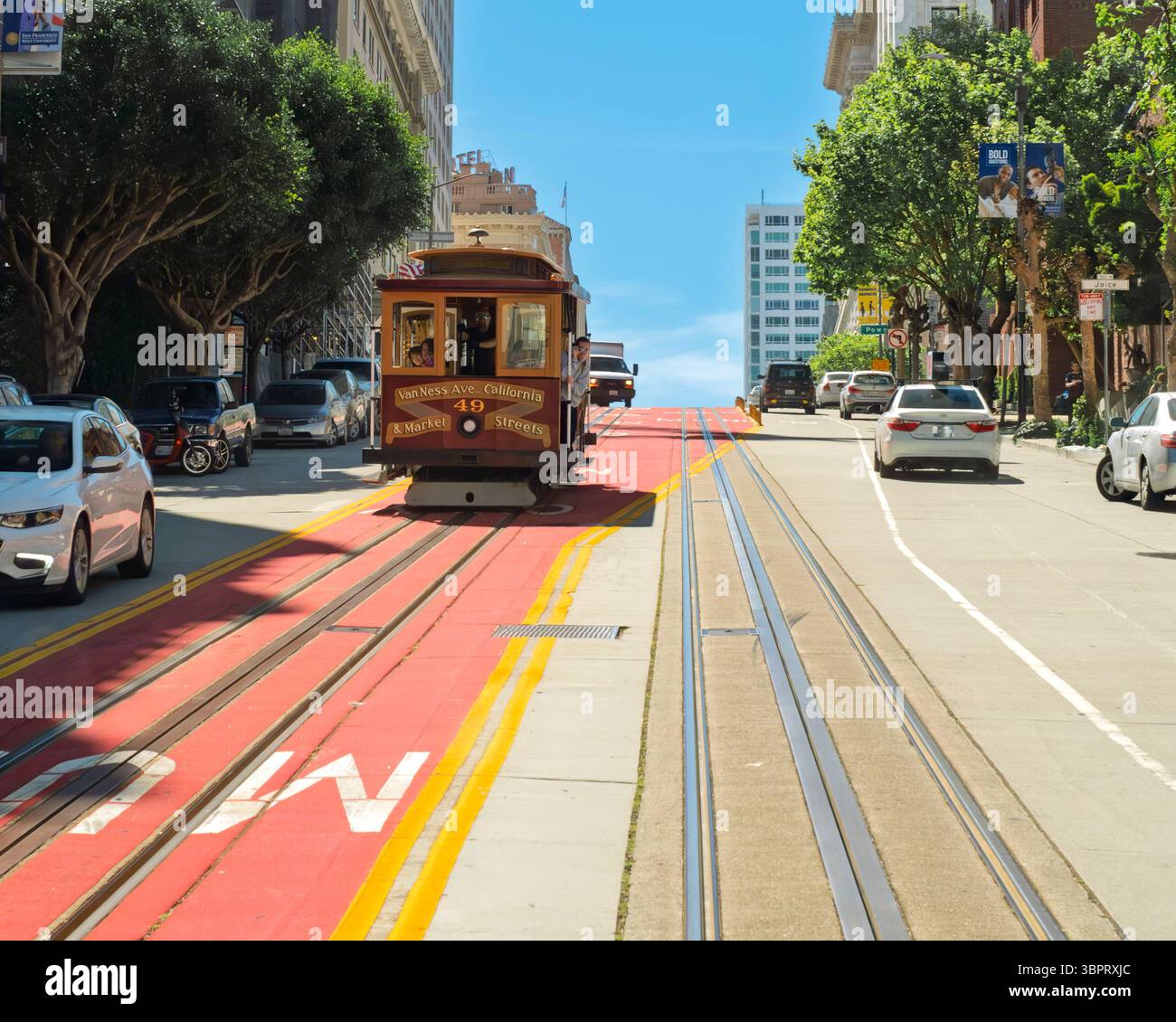 San Francisco Kalifornien, USA. April 2019. Eine Cable Car auf der Van Ness Avenue, einer wichtigen Durchgangsstraße, die historisch bedeutsam als Teil der US 101 ist. Stockfoto