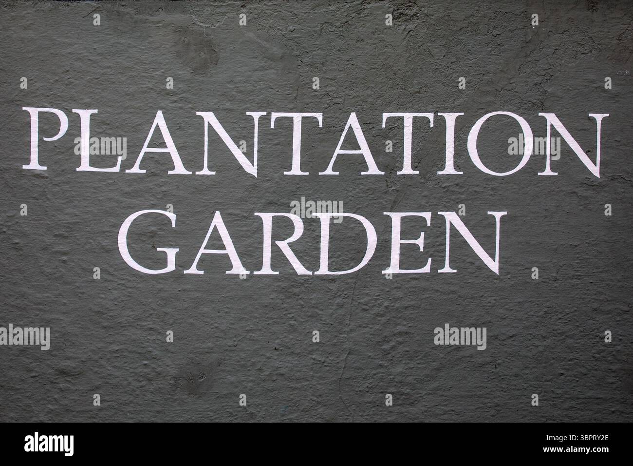 Ein Schild im Plantation Garden in Norwich, Großbritannien. Stockfoto Ein Schild im Plantation Garden in Norwich, Großbritannien. Stockfoto