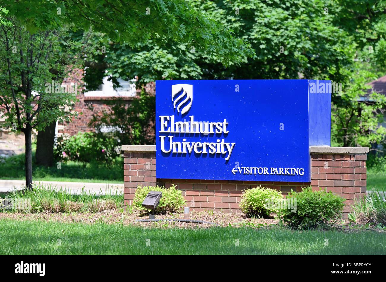 Elmhurst, Illinois, USA. Ein Campus-Schild, das Besuchern der Elmhurst University hilft. Stockfoto
