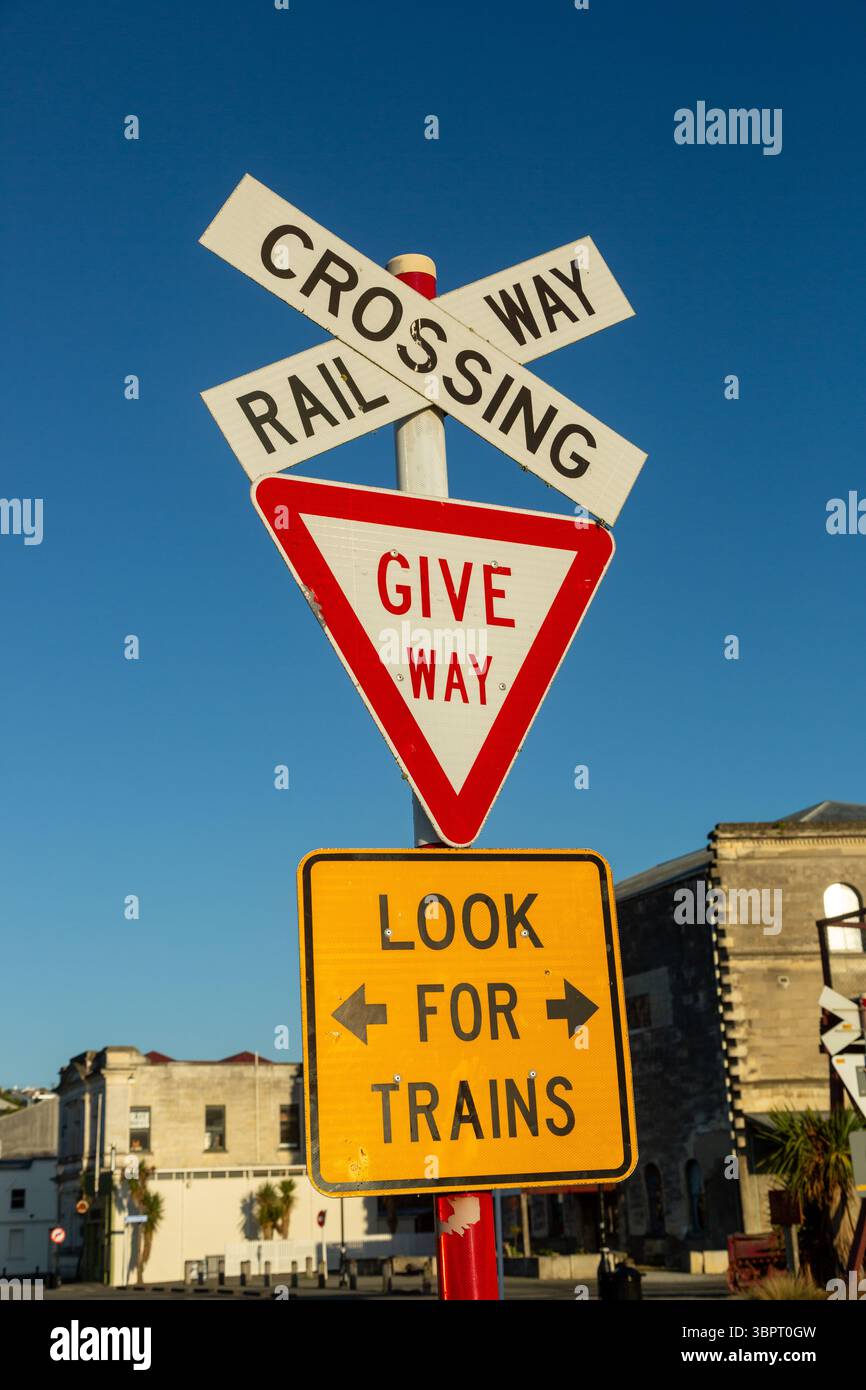 Unkontrollierte Bahnüberquerung, nach Zügen Ausschau halten, Oamaru, Neuseeland Stockfoto