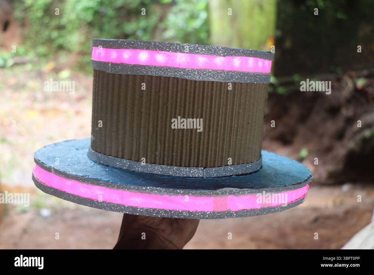 Hut mit LED-Licht in der Hand gehalten. Farbenfrohe Mütze, die mit Kostümen mit leichter Option verwendet werden kann Stockfoto