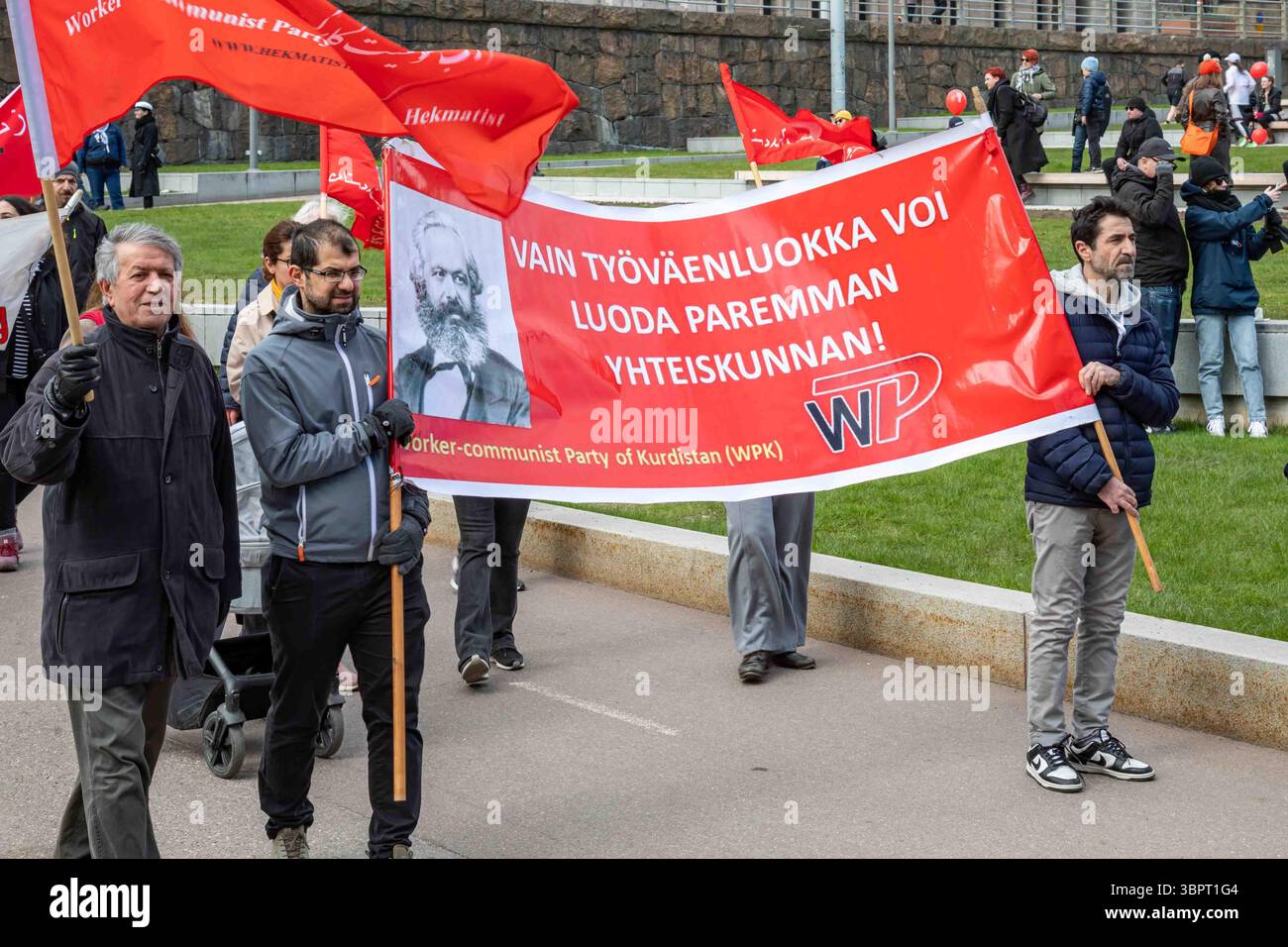 Vain työväenluokka voi luoda paremman yhteiskunnan! Banner der Arbeiterkommunistischen Partei Kurdistans bei der Demonstration zum Tag der Arbeit in Helsinki, Finnland. Stockfoto