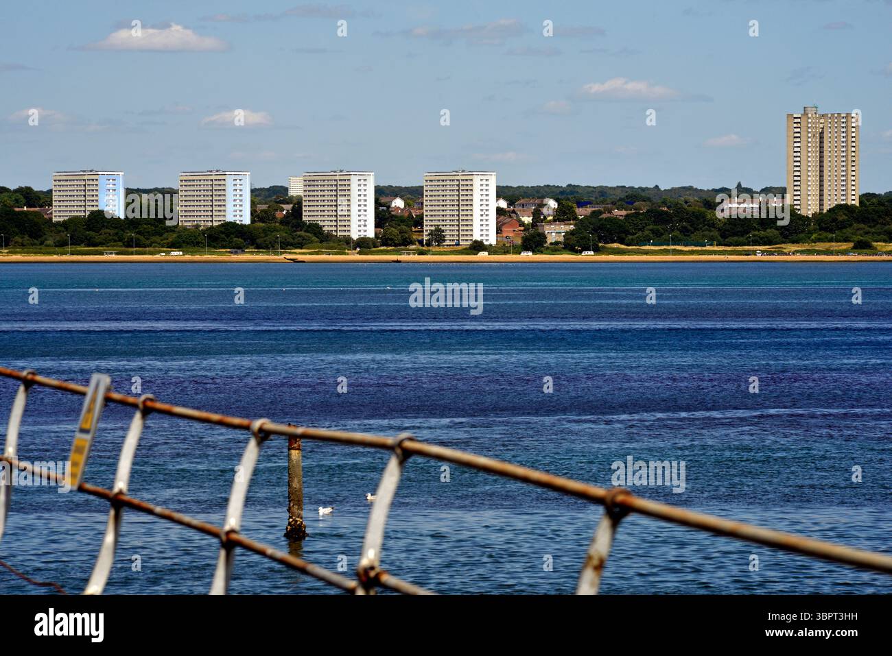 Die Hochhauswohnungen in Woolston am Southampton Water können vom Hythe Pier aus gesehen werden. Die Turmblöcke bieten Blick auf Hythe und den New Forest. Stockfoto