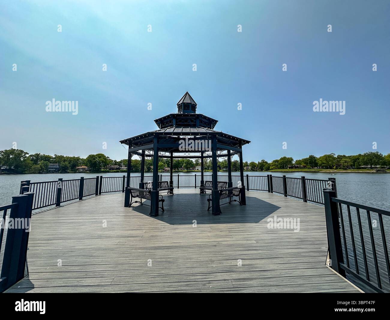 Ein Pavillon am Ende eines Piers am Lake George in Hobart, Indiana, USA an einem Sommertag - Smartphone-aufgenommenes Stockfoto