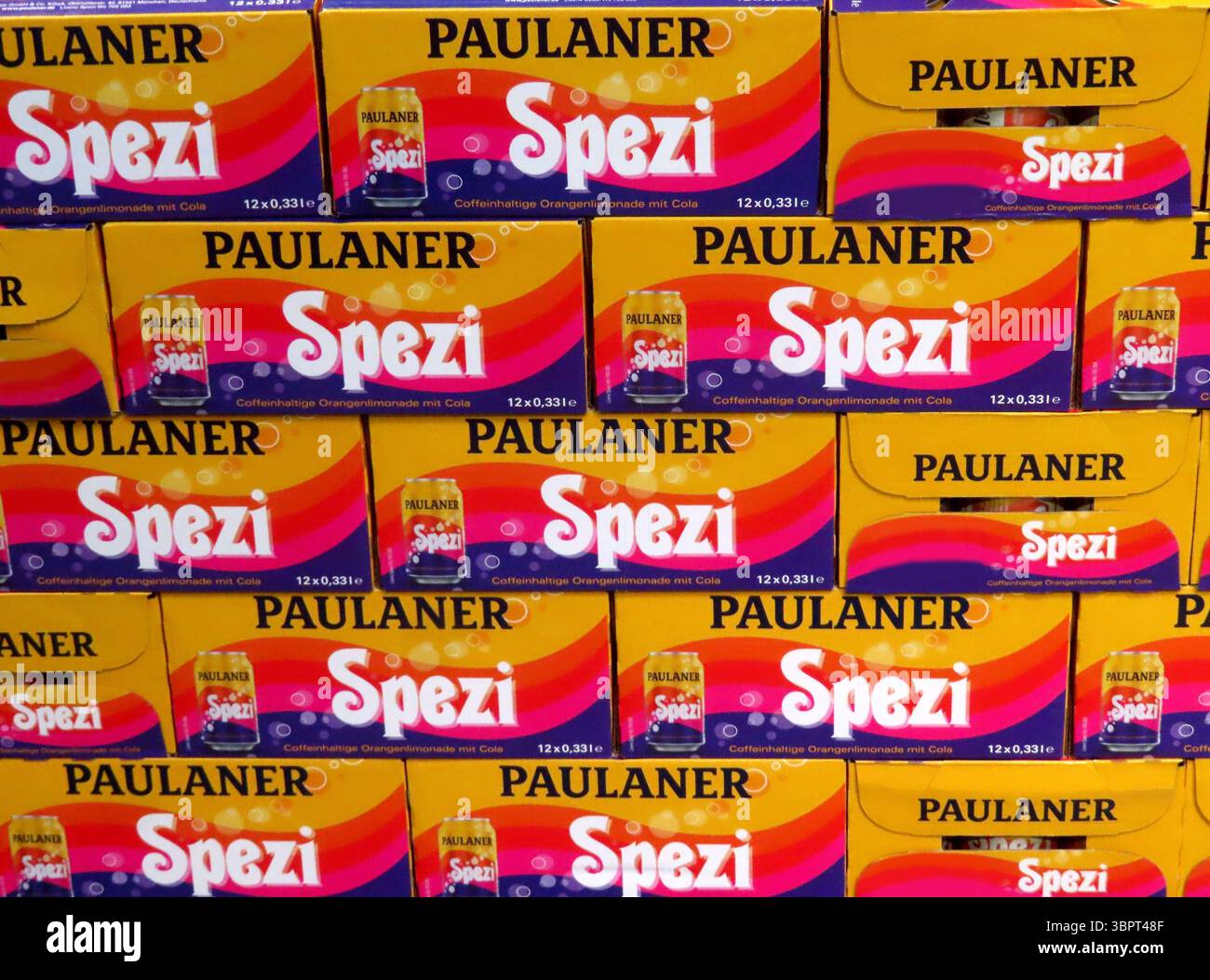 ...Umverpackung von 12 Dosen Paulaner Spezi... Paulaner Spezi Dosentraenk *** Außenverpackung von 12 Dosen Paulaner Spezi Paulaner Spezi Dosentraenk Stockfoto