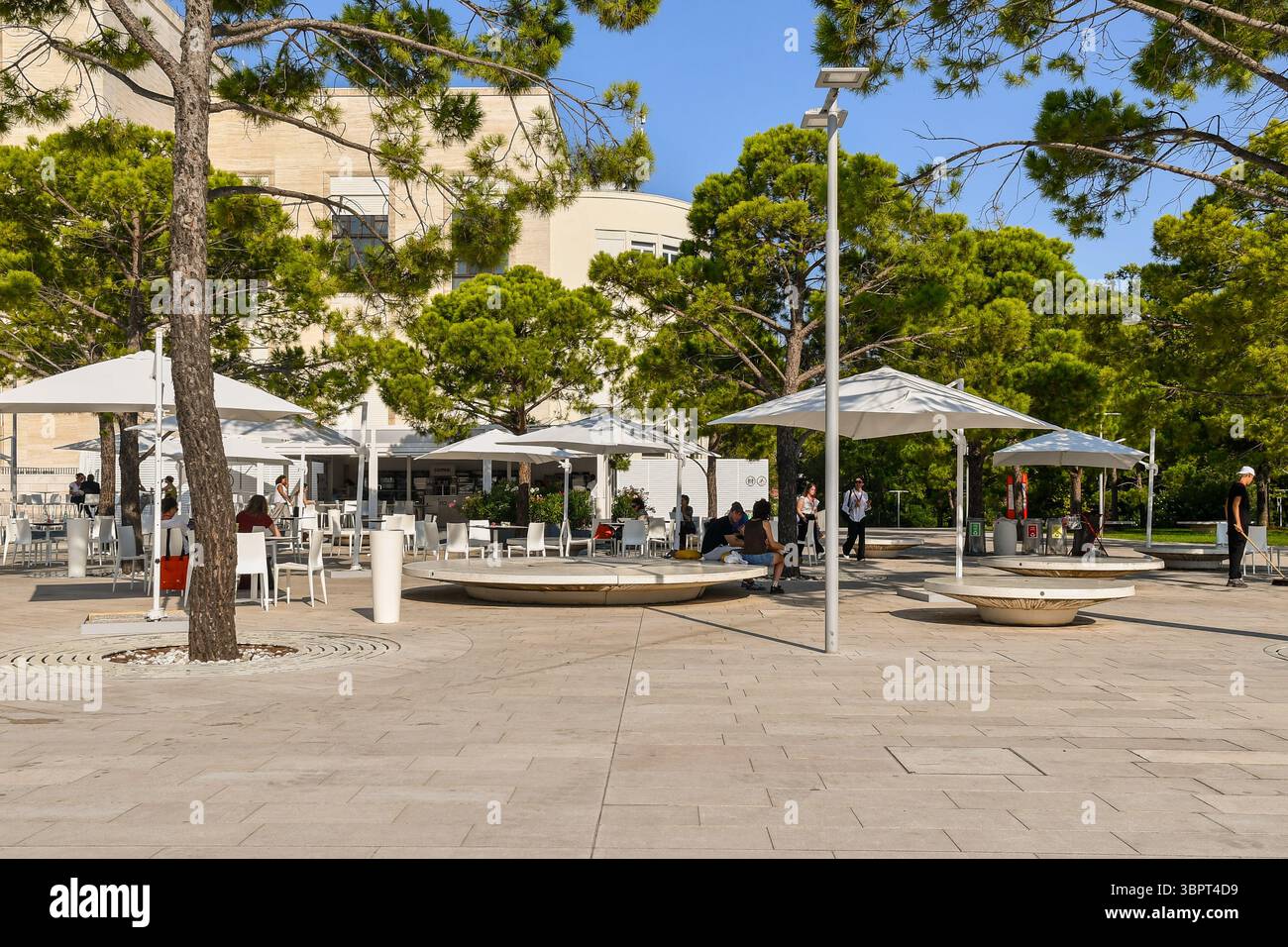 Temporäres Café im Freien vor dem Casino Palace, beim 81. Internationalen Filmfestival von Venedig, Lido von Venedig, Venetien, Italien Stockfoto