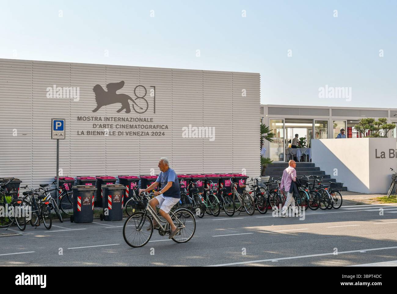 Außenansicht des temporären Cafè-Restaurants Terrazza Biennale, mit Schild und Logo des 81. Internationalen Filmfestivals Venedig, Lido Venedig, Veneto Italien Stockfoto