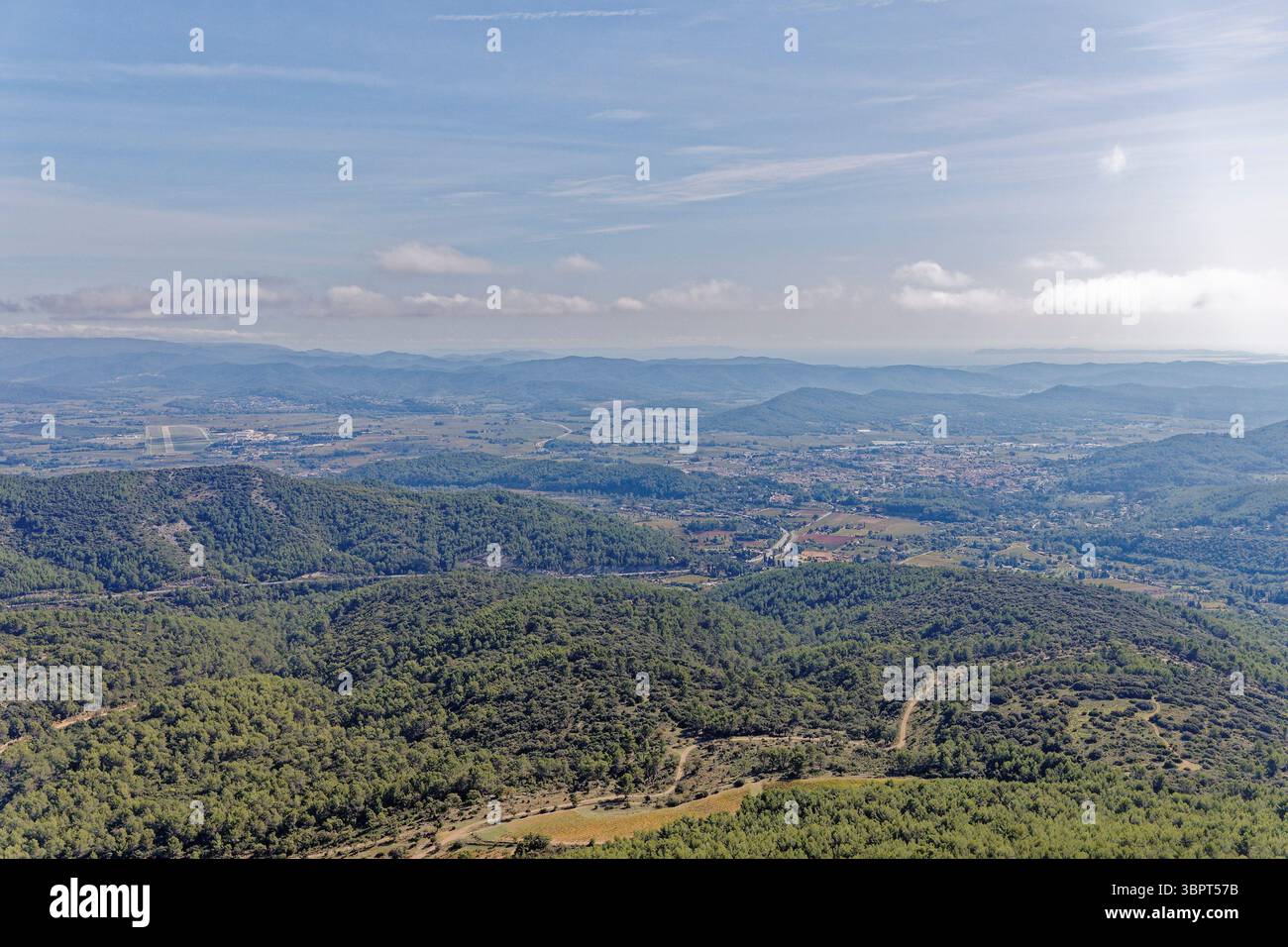 Majestätischer Blick vom „Barre de Cuers“ über das Tal mit Cuers und dem Massiv der Maures im Hintergrund, Belgentier, Var, Frankreich Stockfoto