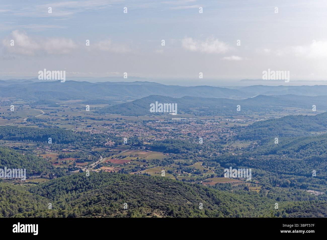 Majestätischer Blick vom „Barre de Cuers“ über das Tal mit Cuers und dem Massiv der Maures im Hintergrund, Belgentier, Var, Frankreich Stockfoto