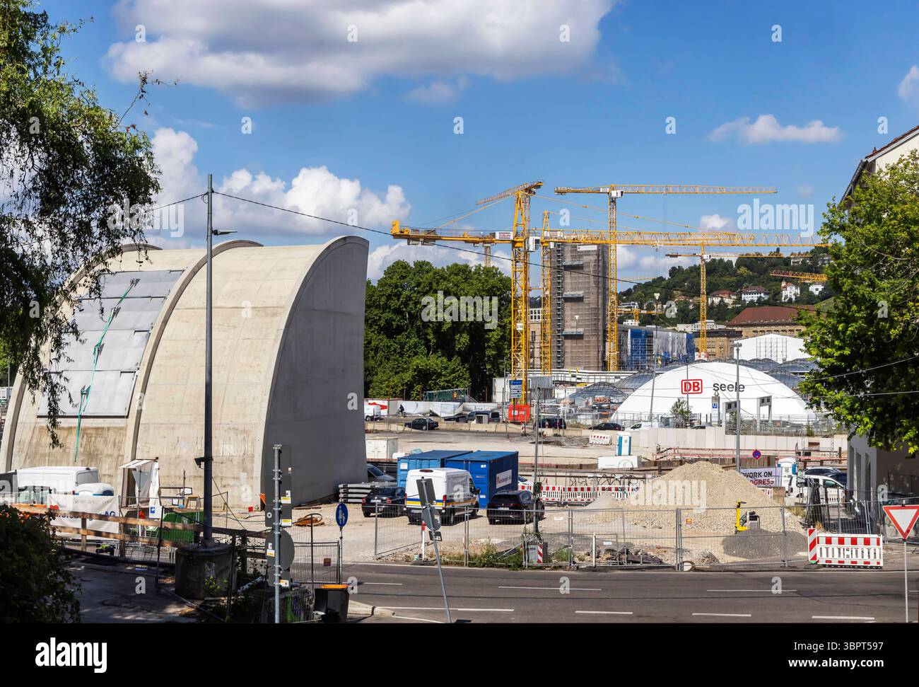 Gitterschale am neuen Durchgangsbahnhof. Eines der künftigen Eingangsportale zum künftigen neuen Hauptbahnhof im südöstlicehn Bereich. Noch ist die neue Stahl-Glas-Konstruktion ist eine Plane abgedeckt. Stuttgart 21. Links das Schwallbauwerk Süd. // 09.07.2025. Stuttgart, Baden-Württemberg, Deutschland *** Gitterhülle am neuen Durchgangsbahnhof eines der zukünftigen Eingangsportale zum künftigen neuen Hauptbahnhof im südöstlichen Bereich die neue Stahl- und Glaskonstruktion wird noch von einer Plane abgedeckt Stuttgart 21 verließ die Südschwellung 09 07 2025 Stuttgart, Baden Württemberg, Keim Stockfoto