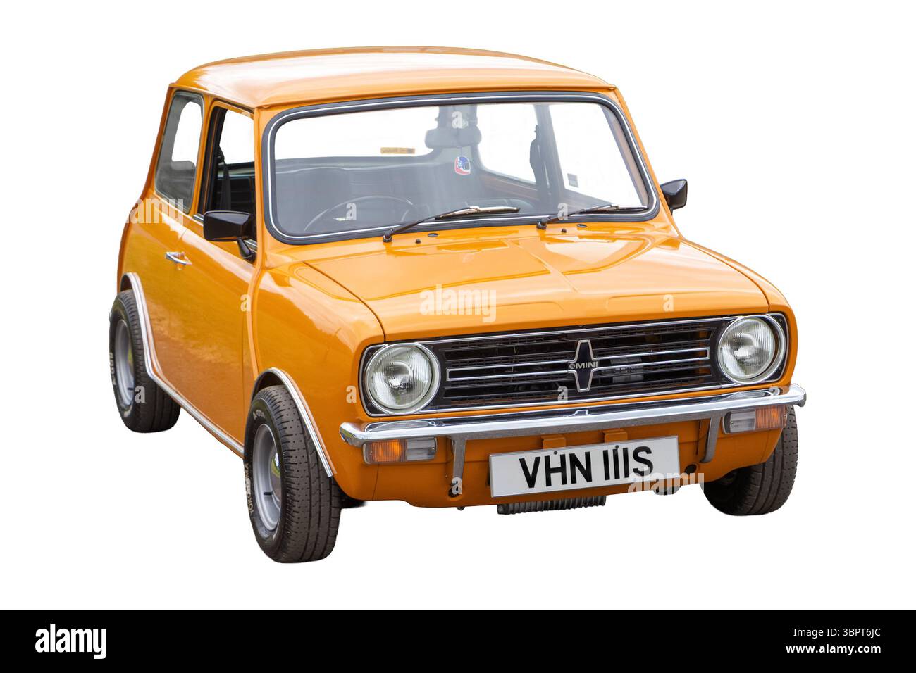 Klassisches, gelb-beigefarbenes Mini clubman-Auto isoliert auf weißem Hintergrund mit Retro-Design und kompaktem Ausschnitt Stockfoto