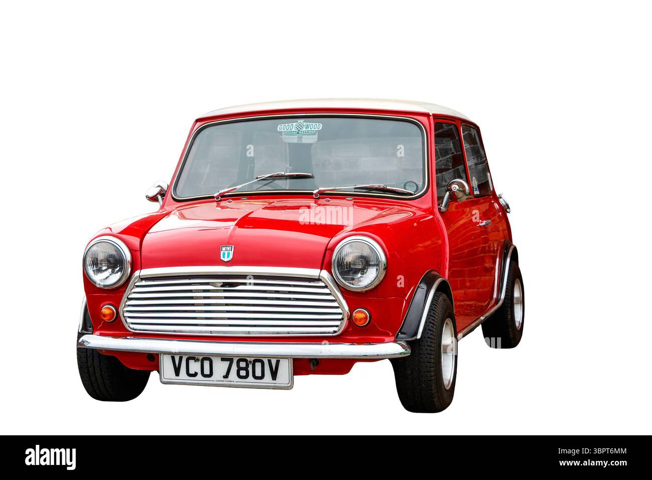 Klassischer roter Mini Cooper mit weißem Dach isoliert auf weißem Hintergrund mit Front- und Seitenausschnitt Stockfoto