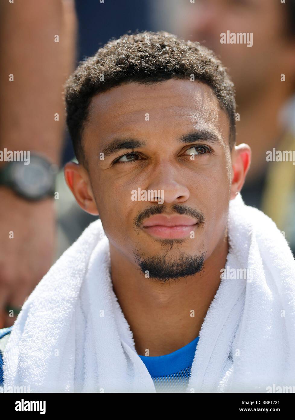 New Jersey, USA. Juli 2025. Trent Alexander Arnold von Real Madrid startet das Spiel auf der Bank während des Halbfinales der FIFA Club-Weltmeisterschaft Paris Saint Germain gegen Real Madrid im Metlife Stadium, New Jersey. Der Bildnachweis sollte lauten: David Klein/Sportimage Credit: Sportimage Ltd/Alamy Live News Stockfoto