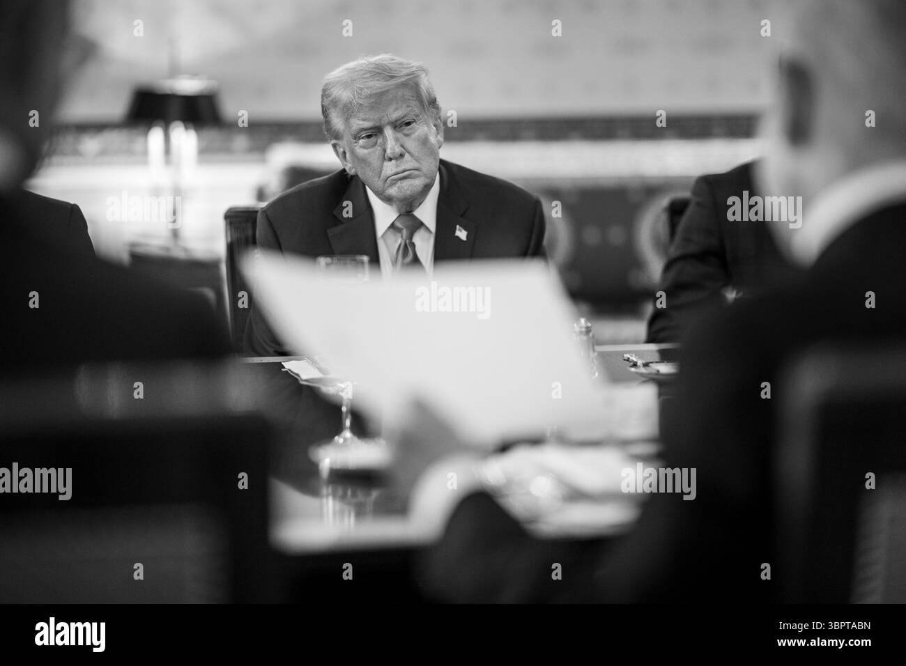 Washington, Vereinigte Staaten von Amerika. Juli 2025. US-Präsident Donald Trump, links, hört während eines bilateralen Abendessens für den israelischen Premierminister Benjamin Netanjahu, rechts, im Blauen Raum des Weißen Hauses, 7. Juli 2025 in Washington, D.C. Credit: Daniel Torok/White House Photo/Alamy Live News Stockfoto