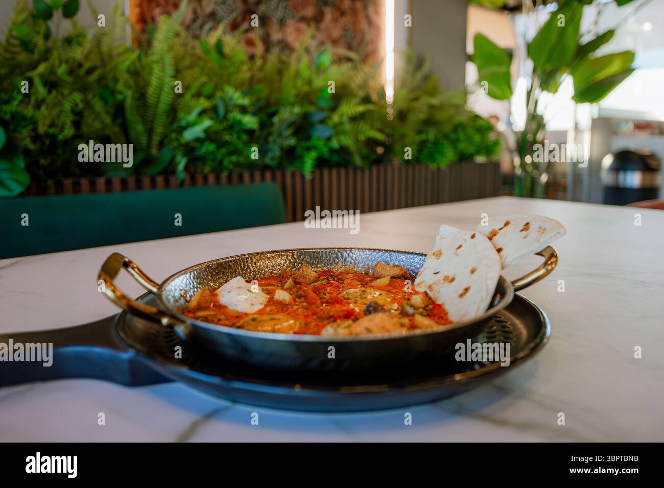 Shakshuka-Gericht mit Eiern, Tomatensauce und Pitabrot Stockfoto