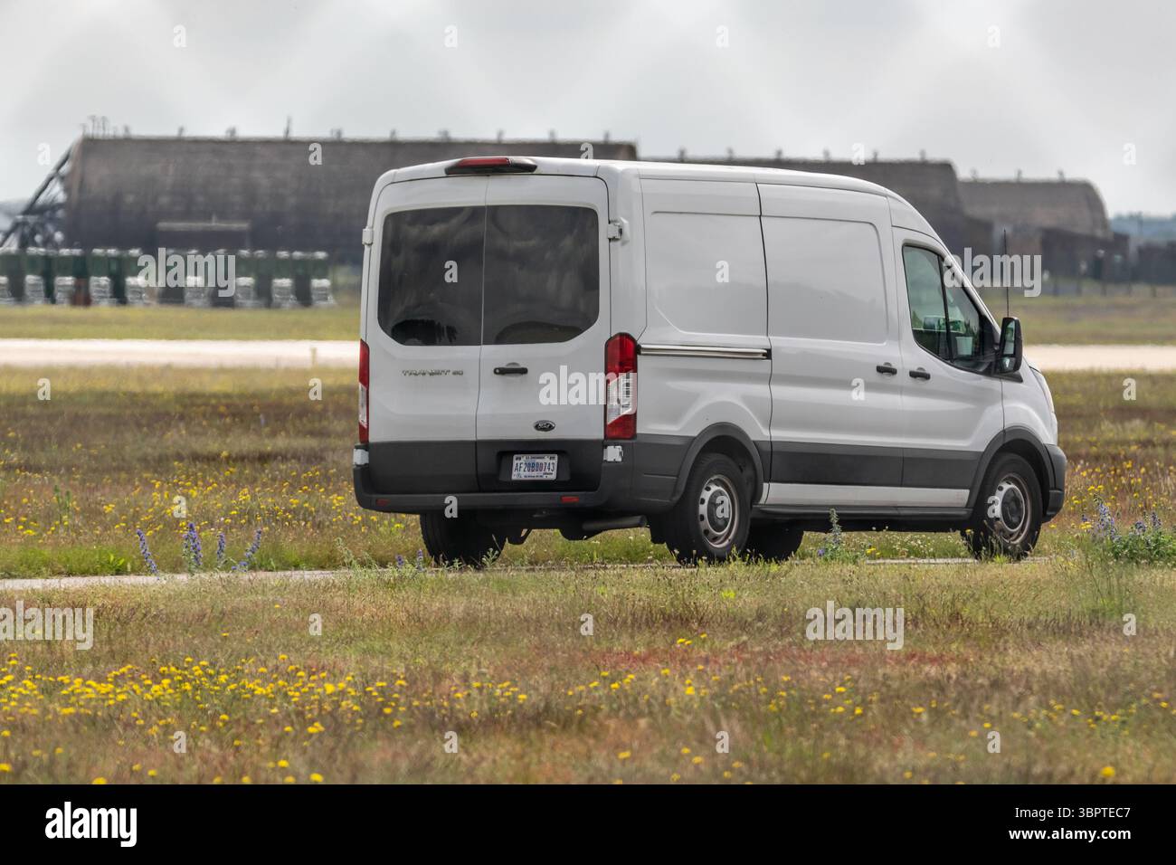 AF20B00743 – US-Luftwaffe/US-Regierung Ford Transit 150 Cargo Van auf Basis der RAF Lakenheath, Suffolk, Großbritannien Stockfoto