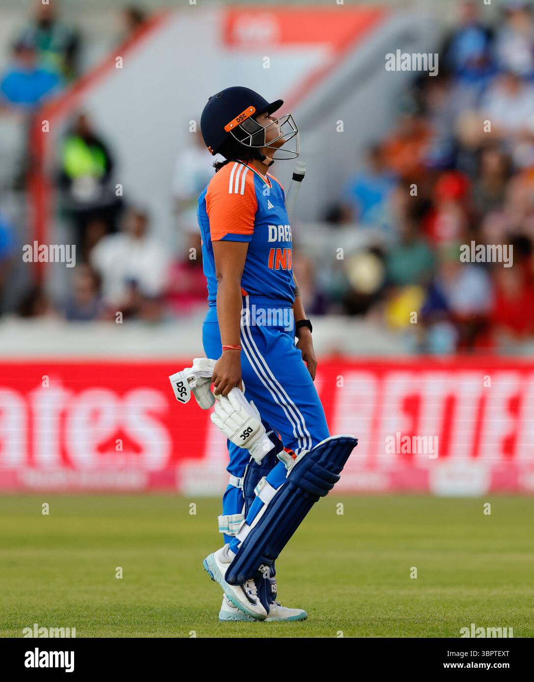 Old Trafford, Manchester, Großbritannien. Juli 2025. 4. Womens T20 Cricket International, England gegen Indien; Shafali Verma aus Indien für 31 aus dem Bowling von Charlie Dean of England bei 56-1 Credit: Action Plus Sports/Alamy Live News Stockfoto