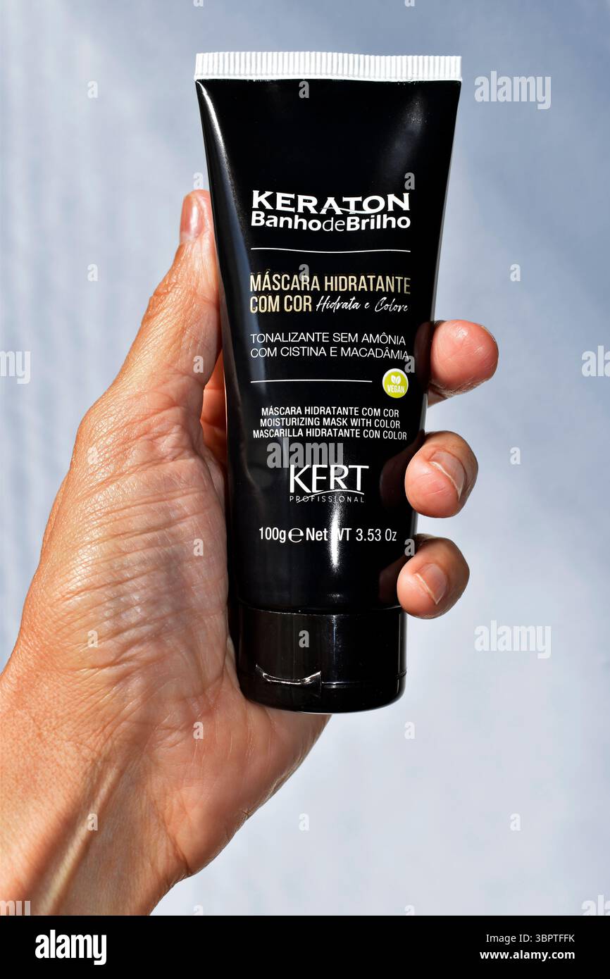 RIO DE JANEIRO, BRASILIEN - 30. Juni 2025: Hand hält eine Tube feuchtigkeitsspendende Maske mit Farbe für Haare Stockfoto