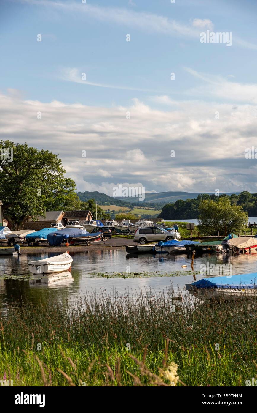 Balmaha Loch Balmaha, Lomond Scotland UK.06.07.2025. Kleine Boote am Rand des Loch Lomond bei Balmaha von hier aus geht es weiter auf dem West Highlands Way Stockfoto