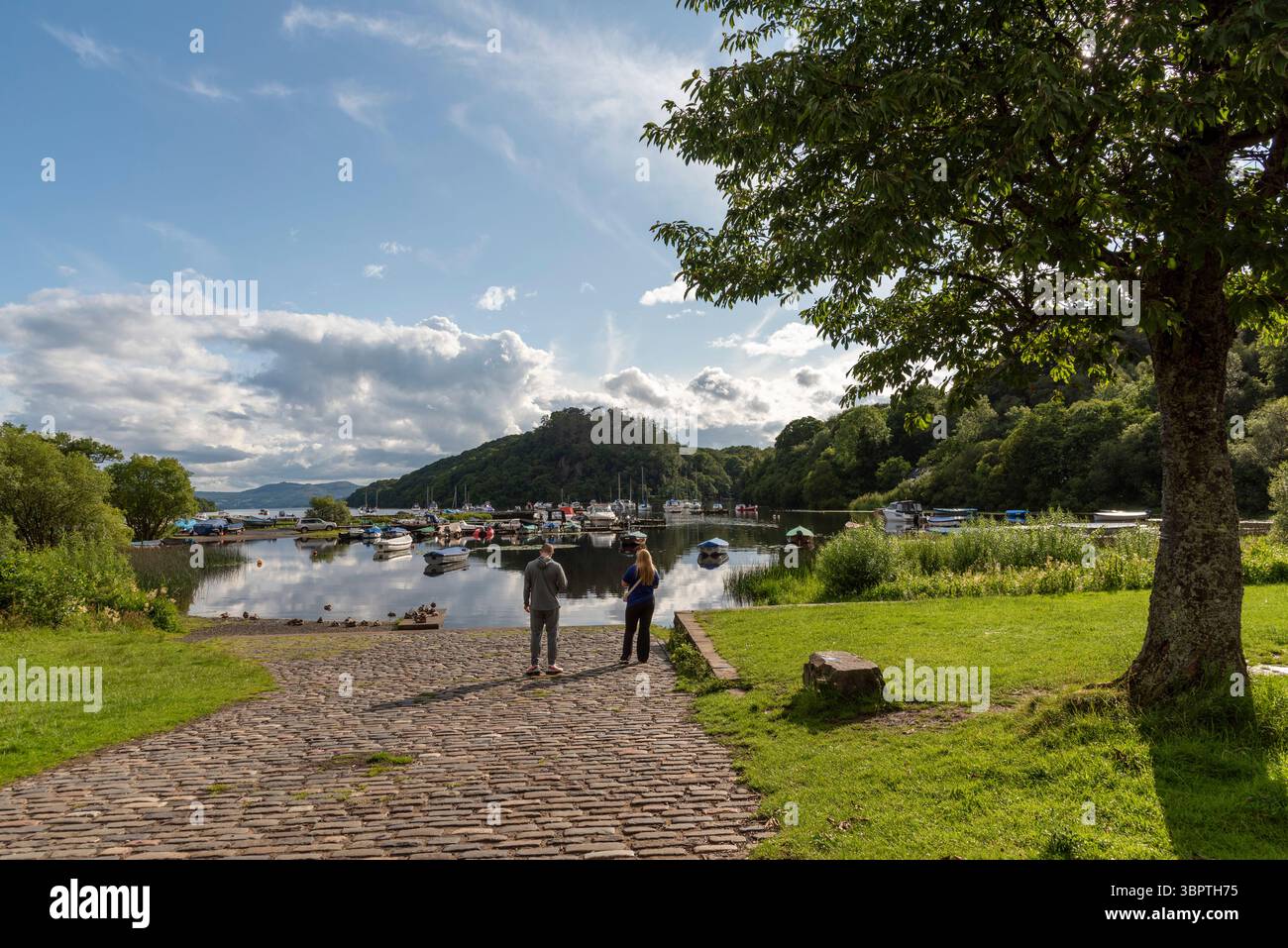 Balmaha Loch Balmaha, Lomond Scotland UK.06.07.2025. Touristen am Rande des Loch Lomond bei Balmaha von hier aus geht es weiter auf dem West Highlands Way Stockfoto